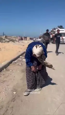 An elderly woman forced to walk on foot from northern Gaza to the south today, carrying her weakness and endurance on a harsh journey of displacement.  امرأة مسنة تسير على قدميها من شمال غزة إلى جنوبها، تحمل ضعفها وصبرها في رحلة نزوح قاسية اليوم...