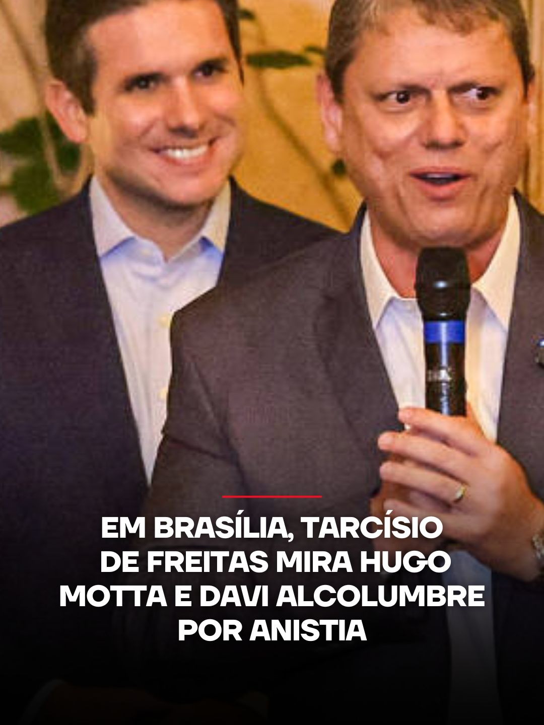 O governador de São Paulo, Tarcísio de Freitas (Republicanos), desembarca nesta segunda-feira (15) em Brasília para retomar as articulações pela aprovação de um projeto de lei de anistia. A previsão é que ele mantenha a agenda oficial em aberto para priorizar encontros com autoridades, como os presidentes da Câmara, Hugo Motta (Republicanos-PB), e do Senado, Davi Alcolumbre (União Brasil-AP). A expectativa é que seja mais fácil convencer Motta a pautar o texto, já que, além da pressão de Tarcísio, há insistência por parte dos próprios parlamentares da Câmara. Segundo aliados do governador, a estimativa é de que já existam cerca de 300 votos favoráveis à aprovação do PL. A maior resistência, no entanto, viria de Alcolumbre. O presidente do Senado tem dado declarações firmes de que não pretende pautar o texto atual, mas sim apresentar uma alternativa: a atualização da Lei de Defesa do Estado Democrático de Direito. Este projeto teria mais chances de avançar, por não estar sujeito a judicialização. ▶️ Assista ao #JornaldaManhã na íntegra no canal da Jovem Pan News no YouTube. 📺 Confira na JP News e Panflix 📌 Siga o nosso perfil @jovempannews #Anistia #Brasil #Política #Câmara #Senado #PL #Tarcísio #SP