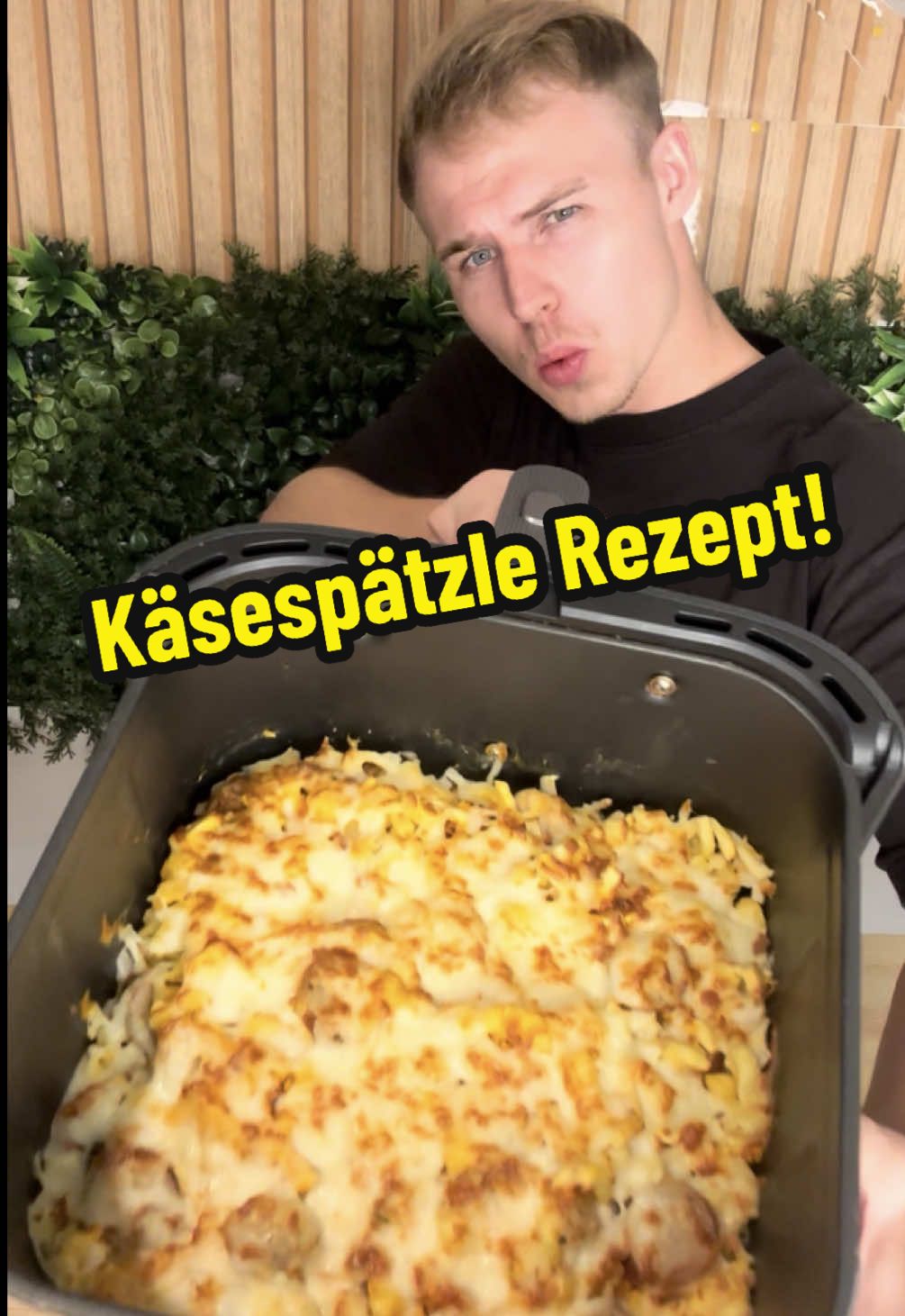 Käsespätzle mal anders😍 Airfryer Rezept! #airfryer #rezept #heissluftfritteuse @Johnny Grillmeister  Zutaten: -400g Spätzle -3 Bratwürste  -1 Zwiebel -Röstzwiebeln -Nacho Cheese Sauce -Pfeffer -Salz -Pizza Käse (Mozarella)