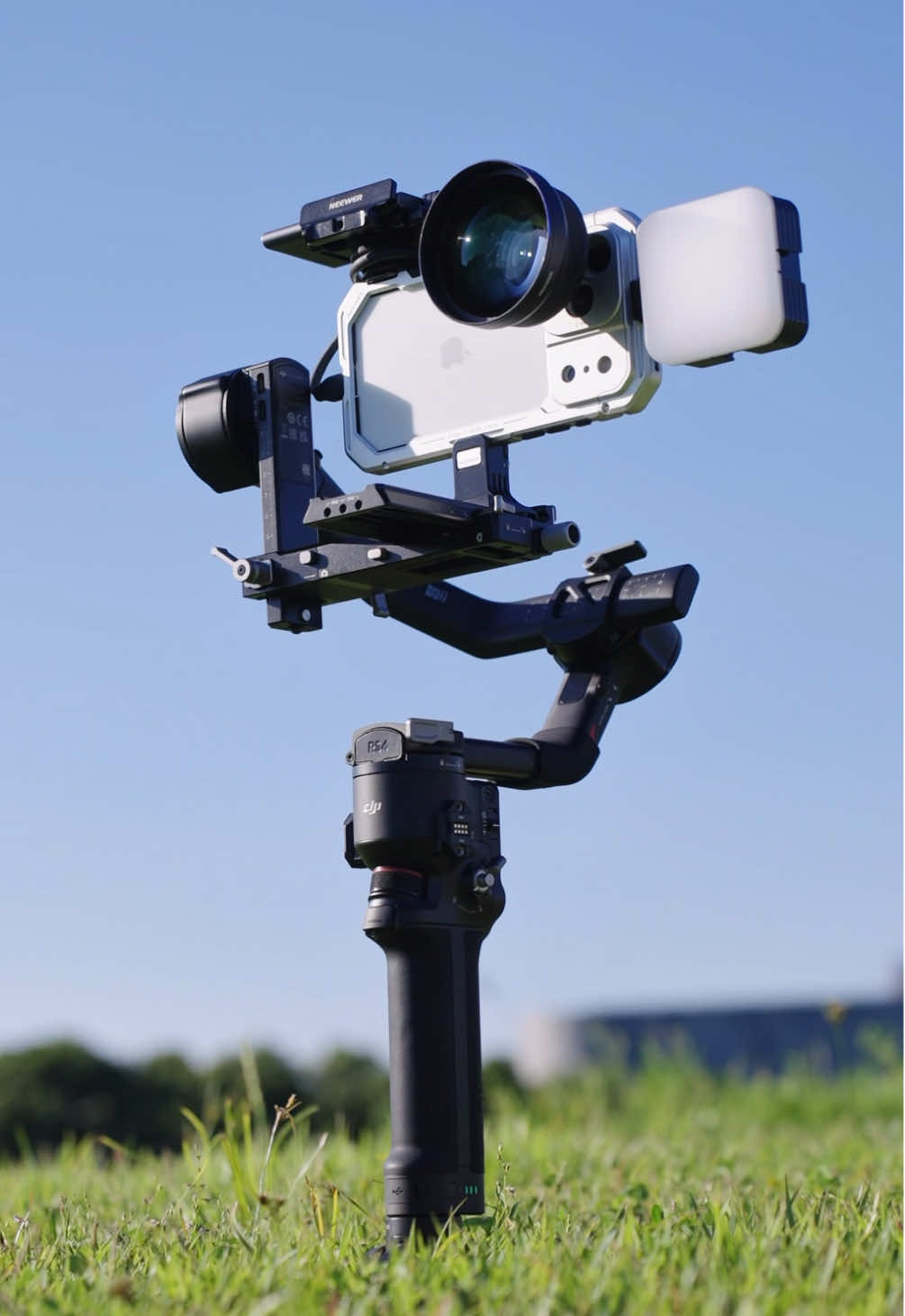 New phone cage and video kit for iPhone 17 Pro Max! The Neewer PA144 Phone Cage!  #neewer #iphone17promax #shotoniphone #videokit #phonephotography