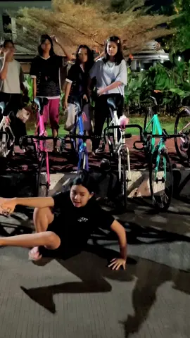 ada aja kelakuan @EVELYN 🎀  ,, #fyp #fixie #fixedgear #viral 