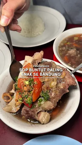 Sop Buntut Sapi paling enak se Bandung! 🍲👀✨ Kalo makan kesini pasti selalu rame dan selalu penuh, karena emang seenak itu Sop Buntut nya! Wajib cobain Sop Buntut Sapi nya yang daging nya melimpah rasanya gurih nikmat! Buat menu lain nya juga ga kalah ngenakin, wajib save dan cobain makan malem disini deh 🙌🏻 #sopbuntuthjine #sopbuntuthjinebandung #sopbuntutbandung #kulinerbandung #liburanbandung 
