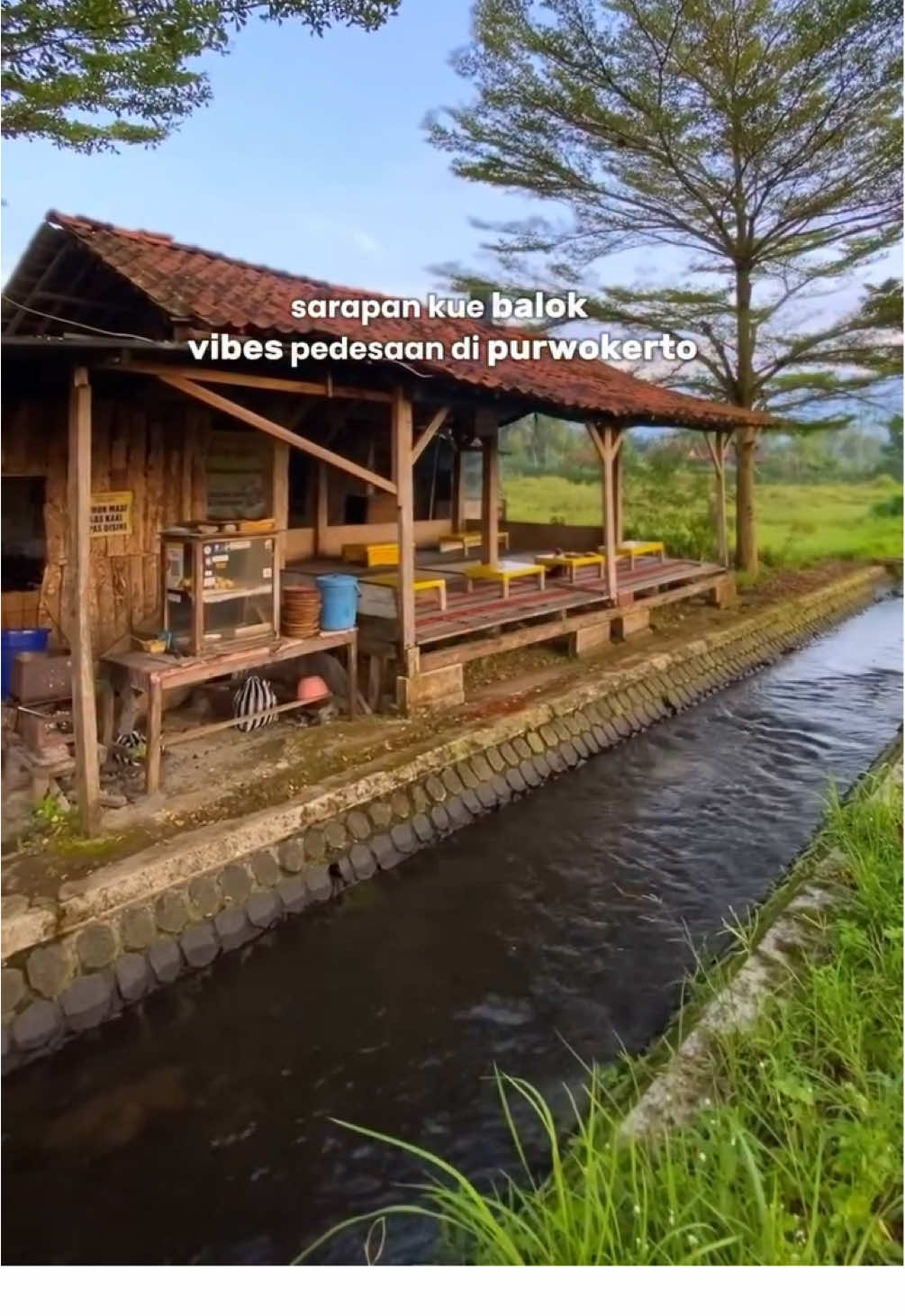 menikmati kue balok & secangkir kopi di pagi hari🍃 📍kedai kopi & kue balok kang sute   (bobosan purwokerto utara) buka mulai jam 06:00-18:00 📷 : vt/rochmannn #exploreholic  #purwokerto #kuebalokkangsute #banyumas