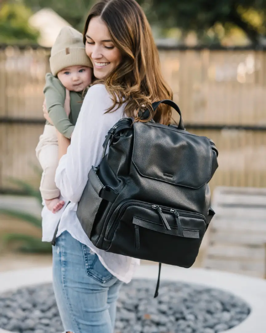 The Radley in Black is our go-to for fall. 🖤 With its dual compartments, insulated side pocket, and plenty of space for both baby and mom essentials, it’s sleek, functional, and perfect for spooky season.