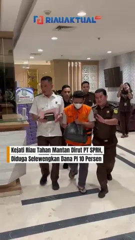 PEKANBARU (RA) - Kejaksaan Tinggi (Kejati) Riau menegaskan komitmennya dalam menindak dugaan korupsi dana partisipasi interest (PI) 10 persen dari PT Pertamina Hulu Rokan (PHR). Mantan Direktur Utama PT Sarana Pembangunan Rokan Hilir (SPRH), RN, resmi ditetapkan sebagai tersangka dan ditahan setelah ditangkap di Kota Dumai, Senin (15/9/2025). Asisten Pidana Khusus (Aspidsus) Kejati Riau, Marlambson Carel Williams, menyebutkan bahwa dana PI sejatinya merupakan hak masyarakat daerah penghasil migas.  Namun, hasil penyidikan menemukan adanya penyalahgunaan wewenang dalam pengelolaan dana tersebut. “Dana PI 10 persen ini adalah kontribusi penting untuk masyarakat Rokan Hilir. Sayangnya, penyidikan kami menunjukkan adanya indikasi kuat penyimpangan yang dilakukan oleh tersangka. Karena itu, RN kami tetapkan sebagai tersangka,” ujar Carel di Pekanbaru. Penetapan ini dilakukan usai RN ditangkap paksa oleh tim gabungan Kejati Riau dan Kejaksaan Negeri Dumai di Terminal Penumpang Bandar Sri Junjungan, Dumai. Tersangka kemudian dibawa ke Pekanbaru untuk diperiksa intensif, sebelum akhirnya diterbitkan surat penahanan. Carel menjelaskan, RN sempat beberapa kali mangkir dari panggilan pemeriksaan dengan berbagai alasan. “Agar proses penyidikan tidak terhambat, akhirnya dilakukan penangkapan paksa,” tegasnya. Berdasarkan Surat Perintah Penahanan, RN akan ditahan 20 hari di Rutan Sialang Bungkuk, Pekanbaru. Penahanan dilakukan untuk mempermudah penyidikan dan mencegah kemungkinan tersangka menghilangkan barang bukti atau memengaruhi saksi. Selain itu, Kejati Riau membuka peluang adanya tersangka baru. “Tidak menutup kemungkinan ada pihak lain yang ikut bertanggung jawab. Siapa pun yang terlibat akan kami proses sesuai hukum,” kata Carel. Kasus ini mendapat sorotan lantaran dana PI 10 persen yang seharusnya menjadi sumber kesejahteraan masyarakat diduga justru disalahgunakan. PT SPRH sebagai BUMD ditunjuk untuk mengelola dana sejak awal 2023, namun penyidik menemukan adanya manipulasi laporan serta penyaluran dana yang tidak sesuai peruntukan. . . Selengkapnya: www.riauaktual.com #Riauaktual #video #viral #fyp #tiktok 