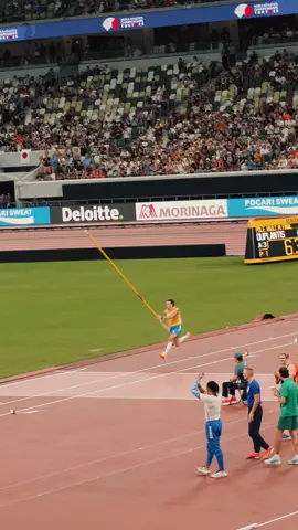 🔥 ¡HISTORIA PURA EN DIRECTO! 🔥 Acabo de presenciar con mis propios ojos cómo Mondo Duplantis volaba sobre 6,30 metros. 🙌 Récord del mundo 🙌 Campeón del mundo 🙌 El mejor de la historia No tengo palabras… ver esto en persona es, sin duda, una de las experiencias más increíbles de mi vida. El estadio explotó, todos de pie, y yo sigo con la piel de gallina. 🥶 Gracias atletismo por regalarnos momentos así. Hoy fuimos testigos de historia viva. 🏆 ••• 🇬🇧🔥 PURE HISTORY LIVE! 🔥 I just witnessed with my own eyes how Mondo Duplantis flew over 6.30 meters. 🙌 World Record 🙌 World Champion 🙌 The best in history I have no words... seeing this in person is, without a doubt, one of the most incredible experiences of my life. The stadium exploded, everyone was on their feet, and I still have goosebumps. 🥶 Thank you, athletics, for giving us moments like this. Today we witnessed living history. 🏆 #mondoduplantis #armandduplantis #polevault #pertiga #worldrecord @Mondo Duplantis 