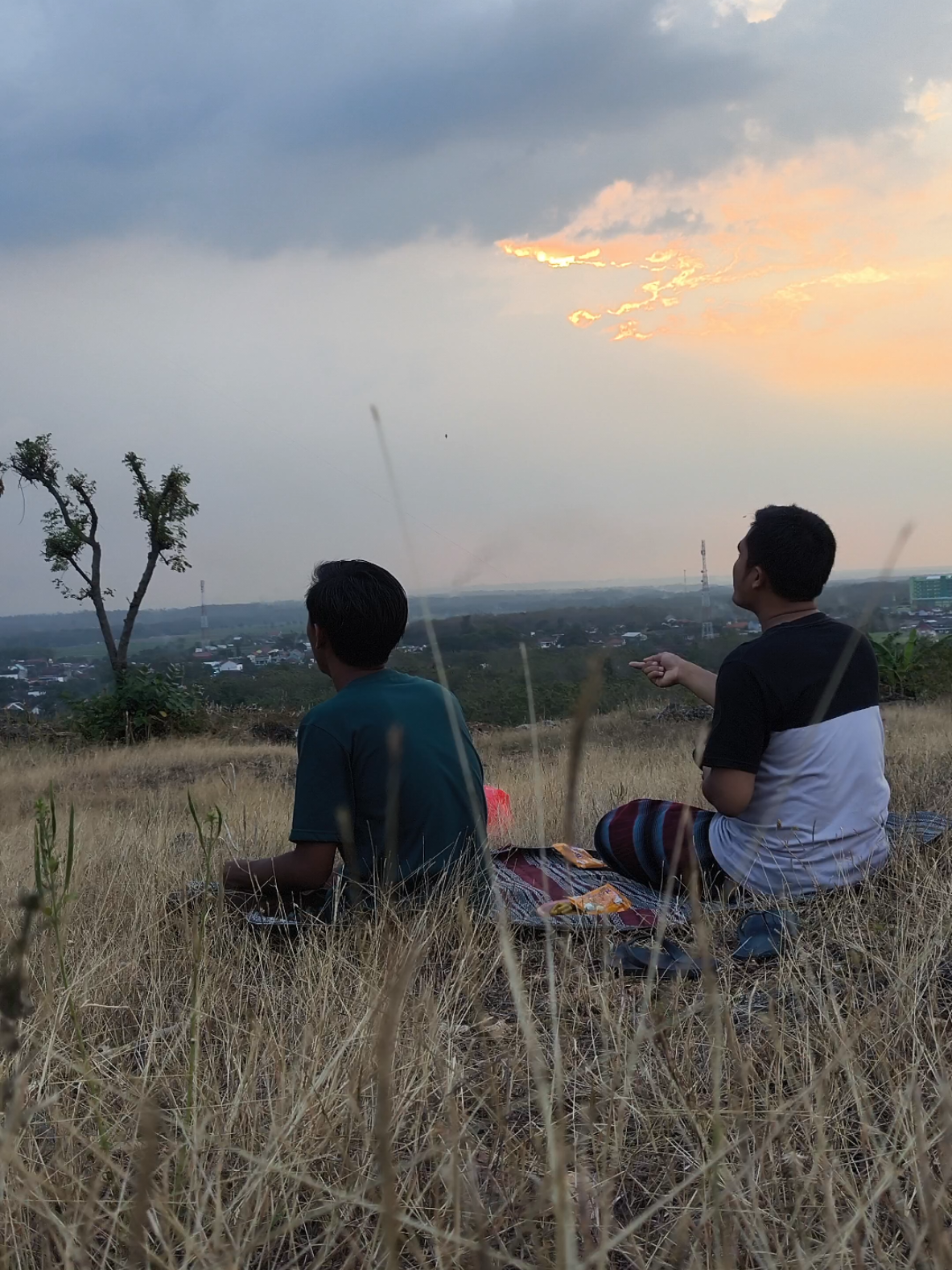manjer layangan+ngopi , damai bukan ??#kopidamaipamotan #kopidamai #kopidamaisunset #kopidiatasgunung #rembang24jam 