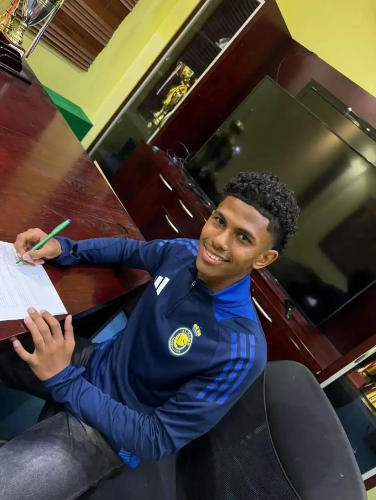 🚨🚨🚨 نادي النصر السعودي يقيد اليمني نواف سالم كلاعب أجنبي في خانة المواليد ضمن قائمة الفريق تحت 21 سنة. ♦️ سيكون متاح للمشاركة مع الفريق الأول بدوري روشن ✅.