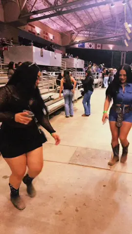 Ya andando afuera no me quiero regresar 😆  . . . #feriadecaballos #baile #drinkydrink #pelinegra 