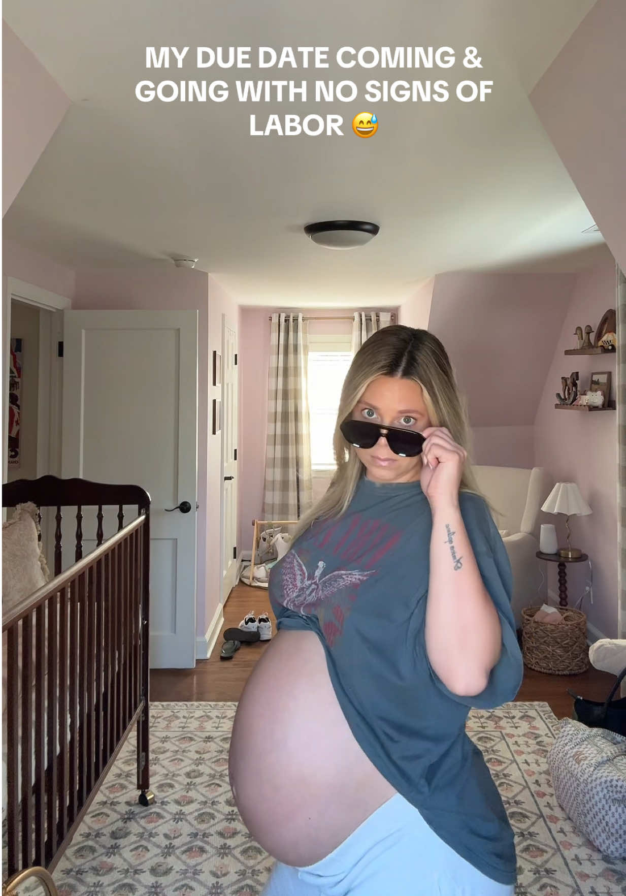 40+ weeks pregnant….. anyone else!? 😅🙃😭✌🏼 #thirdtrimesterbelike #girlmom #firstimemom #9monthspregnant 