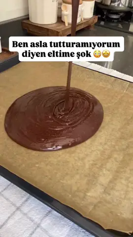 Köstebek pastanın en sevdiğim hali porsiyonluk halidir. İster gün ve davet sofralarınıza ister doğum günlerinde bu şekilde kullanabilirsiniz.  Kremayı birebir verdiğim şekilde yaparsanız akmayan ve şeklini bozmayan  bir krema elde edeceksiniz.  📸 @_tadinda_ KREMA -3 su bardağı süt -1 çay bardağı toz şeker -3 yemek kaşığı tepeleme un -3 yemek kaşığı tepeleme nişasta -1 yumurta -1 paket vanilya -1 yemek kaşığı tereyağı  -1 paket krem şanti -1 paket krema (%35 yağlı) -3 adet muz -1 su bardağı kırıntı veya damla çikolata KEK -4 yumurta -1 su bardağından 1 parmak eksik toz şeker -1 su bardağı süt -1 su bardağından 1 parmak eksik sıvıyağ  -3 yemek kaşığı tepeleme kakao -2 su bardağı un -1 paket vanilya -1 paket kabartma tozu Islatmak için -1 su bardağı süt -1 yemek kaşığı granül kahve( sevmiyorsanız 1 tatlı kaşığı ekleyin) İşe önce kremamızı hazırlayarak başlayalım. -Süt,un,nişasta ve yumurtayı tencereye ekleyip pürüzsüzlerine kadar çırp sonra ocağa al. -Pişince ocağı kapat tereyağı ve vanilyalı ekle çırp. -Hafif ılınınca üzerine buzdolabı poşeti koyup buzdolabına at.( poşet kremaya yapışsın) İyice soğuyunca krem şanti ve kremayı ekleyerek pürüzsüz bir kıvam alana kadar çırp videodaki kıvamı yakala. -Sonra içine muz ve kırıntı çikolataları ekle karıştır-ister sıkma torbasıyla ister kaşıkla keklerin üzerine ekle. Kek için; -Yumurta ve şekeri kabarıp köpüklenene kadar çırp. -Süt ve sıvıyağ ekle çırp. -Geri kalan tüm malzemeleri eleyerek ekle karıştır. -Yağlı kağıt serdiğin fırın tepsisine hamuru dök spatulayla düzelt.  -170 derece fırında pişir.  -ılınınca ince bir bardak yardımıyla yuvarlak kes geri kalan kekleri parçala kırıntı oluştur. -Yuvarlak kestiğin keklerini kahveli sütle 3 er kaşık ıslat. -Üzerine kremamı ekle ve kırıntılarla kapa. -Son kısımda elinle hafifçe bastır ki kırıntılar dökülmesin. Afiyet olsun🤓 #köstebek#köstebekpasta#kek#kakaolukek#muzlukek