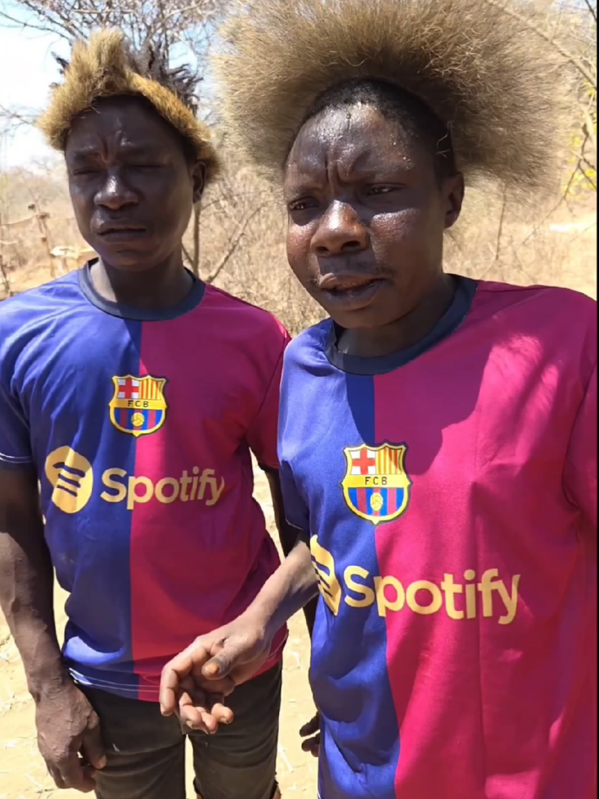 Chaba wipes his hands after eating a bit of coconut 😂 and then starts speaking in French. After that, he gets upset because Cristiano Ronaldo is not a Barcelona player 😂 #hadzabetribe🇹🇿 #chaaba #dudukwe #cr7cristianoronaldo #TikTokTrends 
