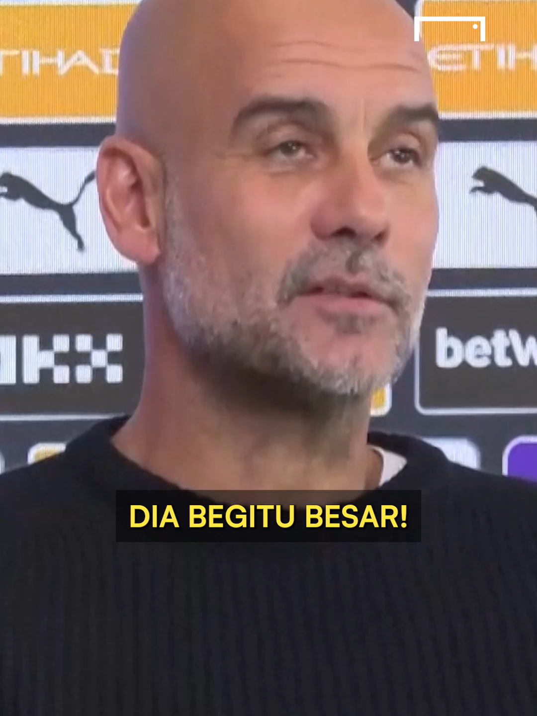 Pep Guardiola takjub dengan postur Gianluigi Donnarumma. 😉