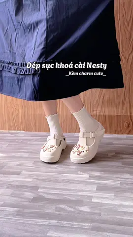 Dép sục Nesty kèm sticker xinh lắm nè, đôi này đi tôn chân lắm nha mấy bà oiee 🌸🌸🌸 #Nesty #depsucnesty #depnesty #nestyvietnam #depsuc 