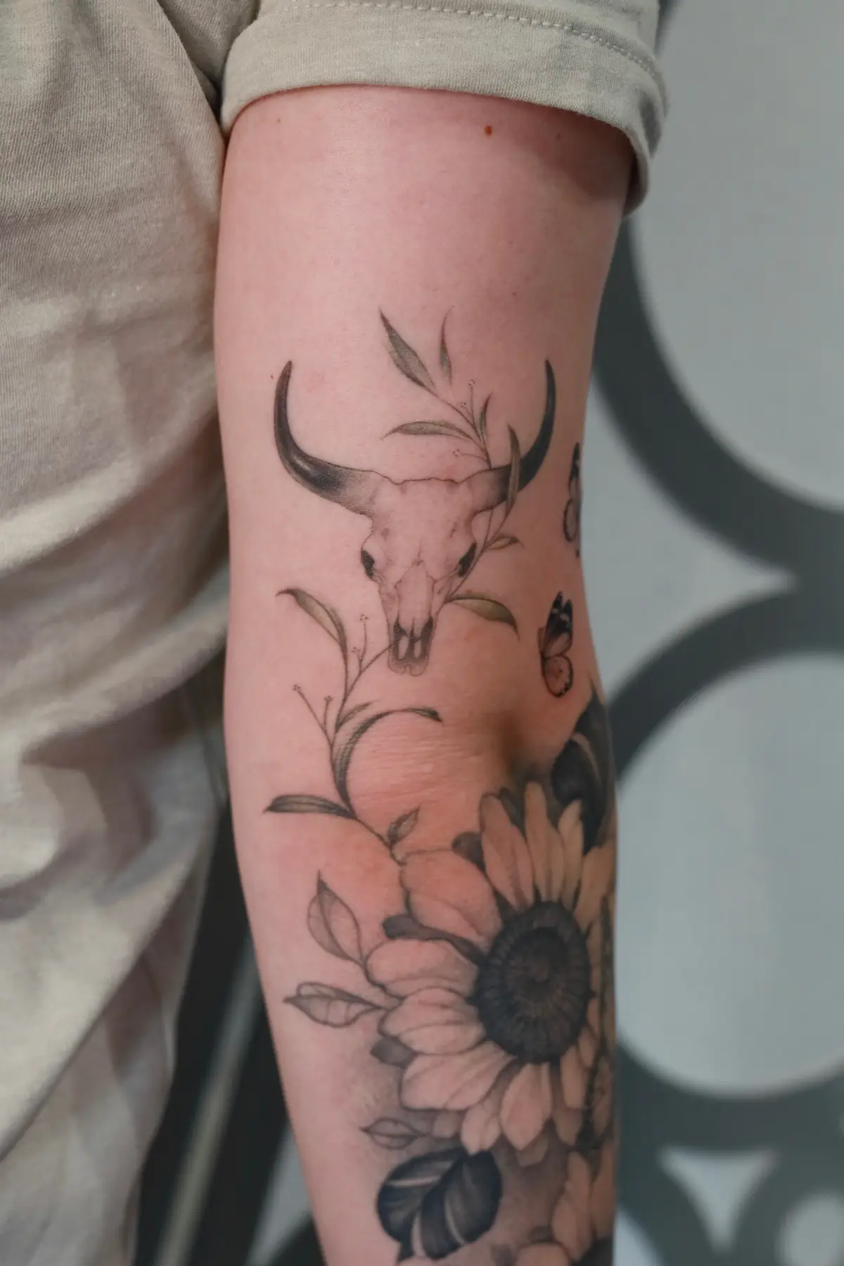 ✨ Fully healed & glowing ✨ Sunflowers, butterflies, and that desert skull—soft shading and crisp lines holding strong. Books are open for custom fine-line florals & wildlife. DM to snag a spot! 💛 #healedtattoo #finelinetattoo #botanicaltattoo #sunflowertattoo #butterflytattoo    