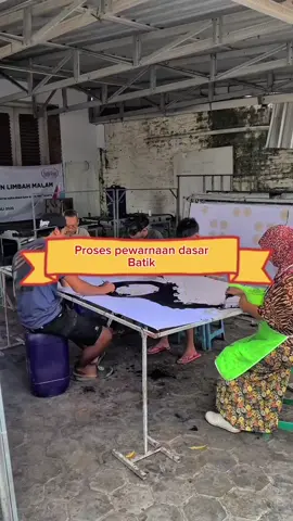 ✨ Dari celupan pertama, cerita dimulai... Sebelum menjadi batik yang indah, kain putih polos harus melalui proses pewarnaan dasar. Di sinilah warna pertama menyatu, menjadi dasar dari cerita yang akan dituliskan dalam seninbatik #BatikLokal #UMKMIndonesia #BanggaBuatanIndonesia #KaryaIndah #BatikWarisanDunia #WastraNusantara #BatikIndonesia #BatikSengguruh #BatikHandmade #BatikTulis #BatikMalangan #BatikKepanjen #BatikGarudeya #BatikLovers #WorkshopBatik #WorkshopShibori #WorkshopEcoprint #BatikTrending #trending#batiksengguruh #batiksengguruhmalang  #CapCut 