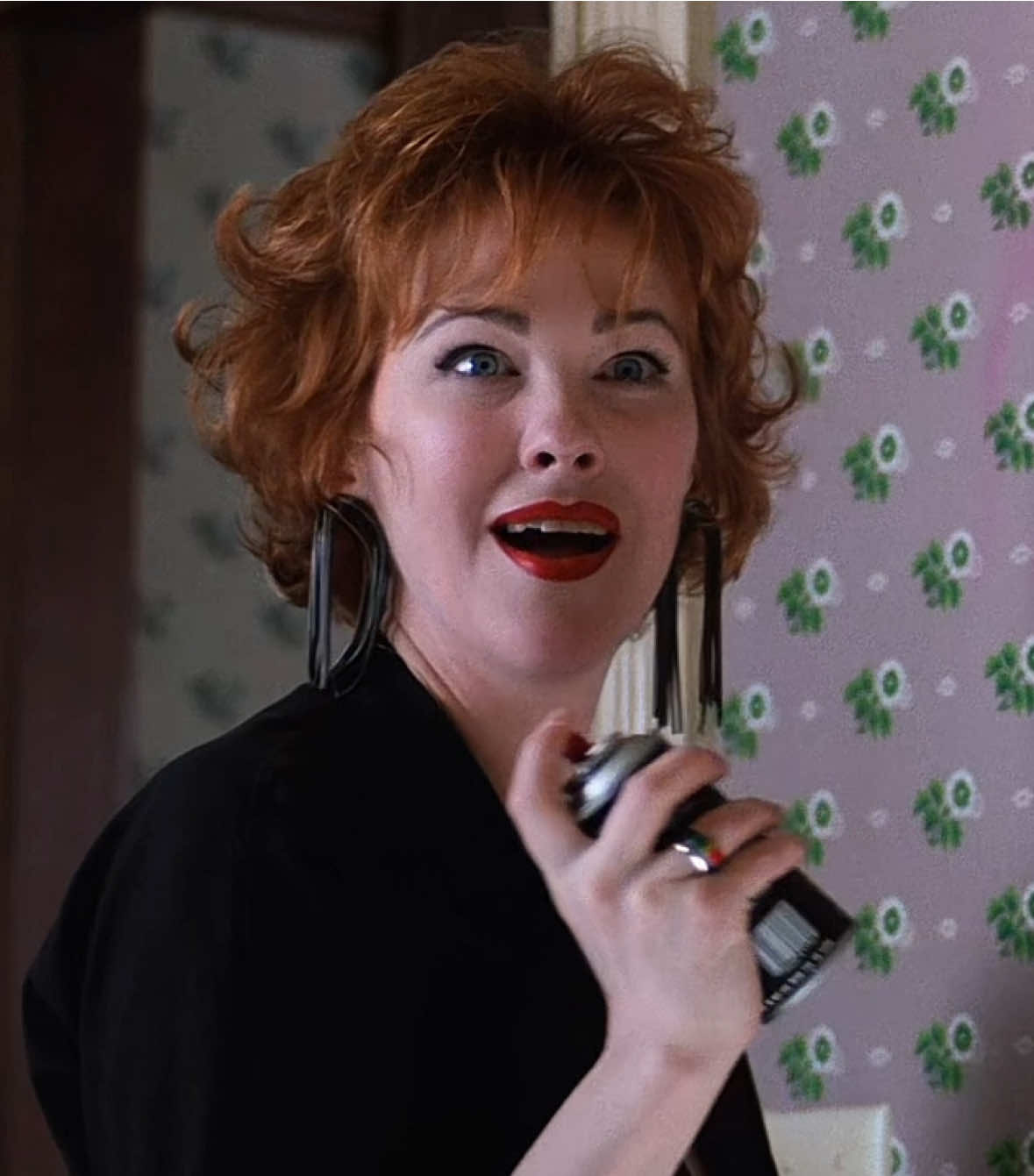 babe wake up it’s catherine o’hara in beetlejuice season! 👻🎬 #beetlejuice #catherineohara #movie #horror #edit 