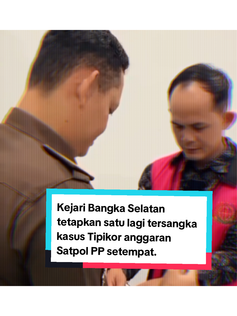 Kejaksaan Negeri (Kejari) Bangka Selatan (Basel) kembali menetapkan tersangka baru dalam kasus dugaan tindak pidana korupsi (Tipikor) penyalahgunaan anggaran belanja pada Satuan Polisi Pamong Praja (Satpol-PP) Kabupaten Bangka Selatan tahun 2022–2023. Tersangka berinisial J, seorang PNS di Satpol-PP Basel, resmi ditetapkan setelah penyidik tindak pidana khusus menemukan bukti kuat atas dugaan keterlibatannya. Kajari Bangka Selatan, Sabrul Iman, menegaskan penetapan tersangka ini merupakan hasil pengembangan penyidikan terhadap perkara yang sama. “Pada tahun 2022–2023 tersangka RS selaku PPK Rutin Satpol-PP membuat SPJ fiktif. Tersangka J ikut menandatangani berita acara penerimaan barang, padahal barang tersebut tidak pernah ada,” ujar Sabrul Iman, Senin (15/9/2025). Akibat perbuatan tersebut, negara mengalami kerugian sebesar Rp412.833.000. Jumlah ini, kata Sabrul, masih berpotensi bertambah seiring proses penyidikan yang berjalan. “Perbuatan tersangka J jelas menyalahgunakan kewenangannya. Ia tidak pernah melakukan pengecekan barang dari penyedia, namun tetap menandatangani berita acara serah terima,” tegas Sabrul. selengkapnya dapat dibaca di www.doorstop.id #korupsi #kasuskorupsi #tipikor #kejaribasel #satpolpp 