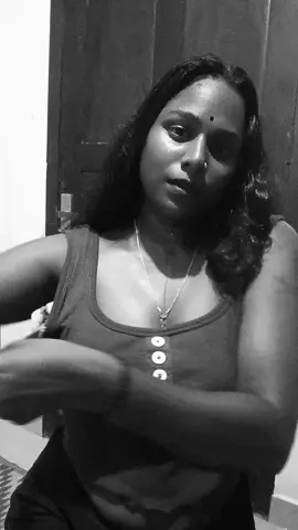 எனக்கு என்னைய விட சின்ன பசங்களையா பார்த்து லவ் பண்ண தோணுது. அட மனசுக்குள்ள என் கொஞ்சம் கவலையா இருக்கு கல்யாணம் ஆன அவங்கள எந்த நேரத்திலும் எப்போதும் உண்மையாக லவ் பண்ண முடியாது எப்படியாவது அவங்கள நான் விட்டுவிட்டு போய் தான் ஆகணும். ஆனா எனக்கு என்னோட வாழ்க்கையில உண்மையான காதல் எப்போதுமே கிடைத்தது இல்லை நான் எதிர்பார்த்த அன்பு பாசம் எல்லாம் நான் எதிர்பார்த்த மாதிரி கிடைத்தது இல்லை எனக்கு. ஆனா என்னை விட சின்ன பசங்க கிட்ட அந்த அன்பு காதல் கிடைக்கும்னு நான் நினைக்கிறேன் ஆனா ஒருவேளை என்னால அவங்க கூட அவங்களோட வாழ்க்கை முழுக்க பயணம் செய்ய முடியாது ஏனென்றால் எனக்கு என்று ஒரு குடும்பம் இருக்கிறது அவர்களுக்கு ஆசை காட்டி மோசம் பண்ணவும் எனக்கு விருப்பமில்லை ஏனென்றால் என்னை காதலிக்கும் சில பசங்க கடைசில அவங்க வாழ்க்கையை இழந்திடுவாங்களோ அப்படிங்கற பயம் இருக்கிறது. இருபதில் இருந்து 30 வயது கொண்டிருக்கும் பசங்களே நீங்க என்ன சொல்றீங்க.