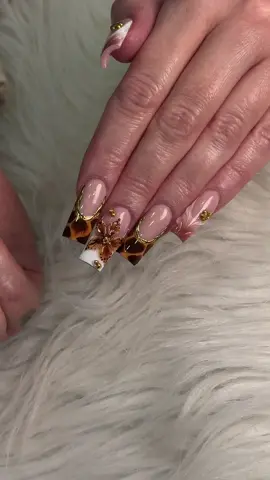 “Elegant tortoise-shell nails with golden accents and 3D floral designs ✨🌸💅” #nails #nails💅 #naildesigns #nailart #nailsartvideos 