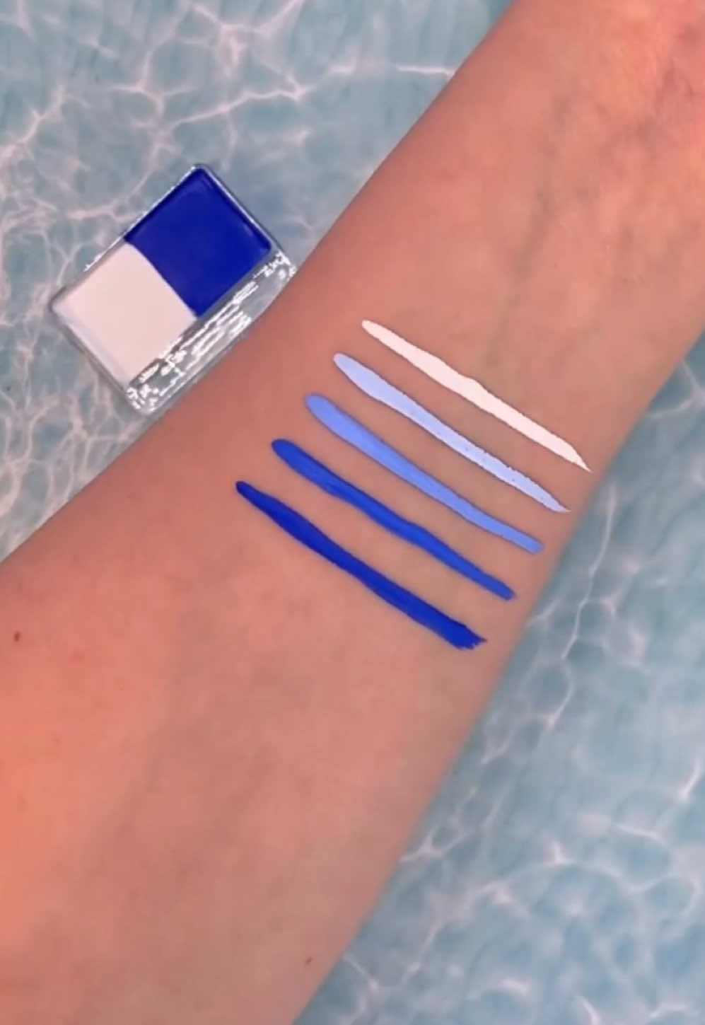 Double Split Liner pan in ‘Sky Blue’. The middle shade is my absolute fave!Which one is yours?! 🤍🩵💙 #colortheory #Eyeliner #graphicliner #colormixing #fyp 
