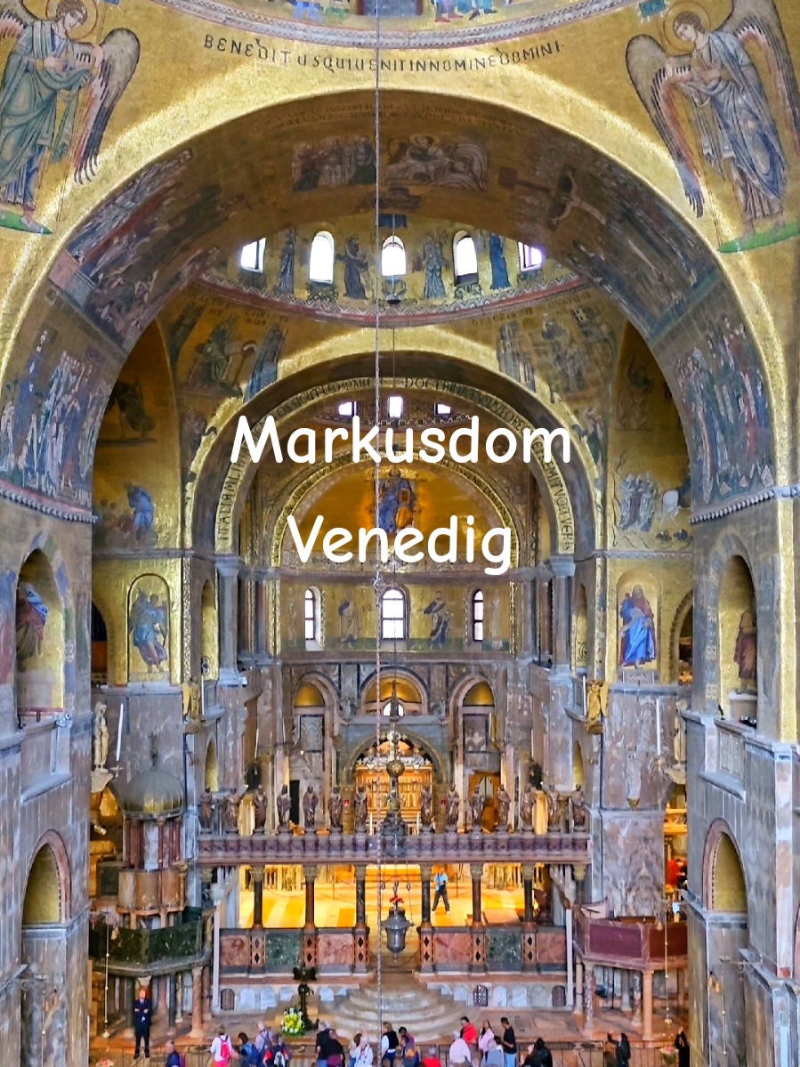 Die Ursprünge des Markusdomes reichen bis in das 9. Jh. zurück. Von 829-832 ließ Doge Giovanni I. Partecipazio eine Palastkapelle errichten. Sie wurde dem Evangelisten Markus, dem Schutzpatron Venedigs, geweiht. Seine Reliquien wurden im 9. Jh. von Alexandria nach Venedig überführt und hier beigesetzt. Ein Großfeuer zerstörte 976 das gesamte Gebäude, der heutige Markusdom entstand als Nachfolgebau von 1063-1094. Der gesamte Innenraum von San Marco bildet einen Höhepunkt der Mosaikkunst des Abendlandes. Die Mosaiken auf Goldgrund trugen dem Dom den Namen „Goldene Basilika“ ein. #basilica #sanmarco #venice #mosaik #cathedral 