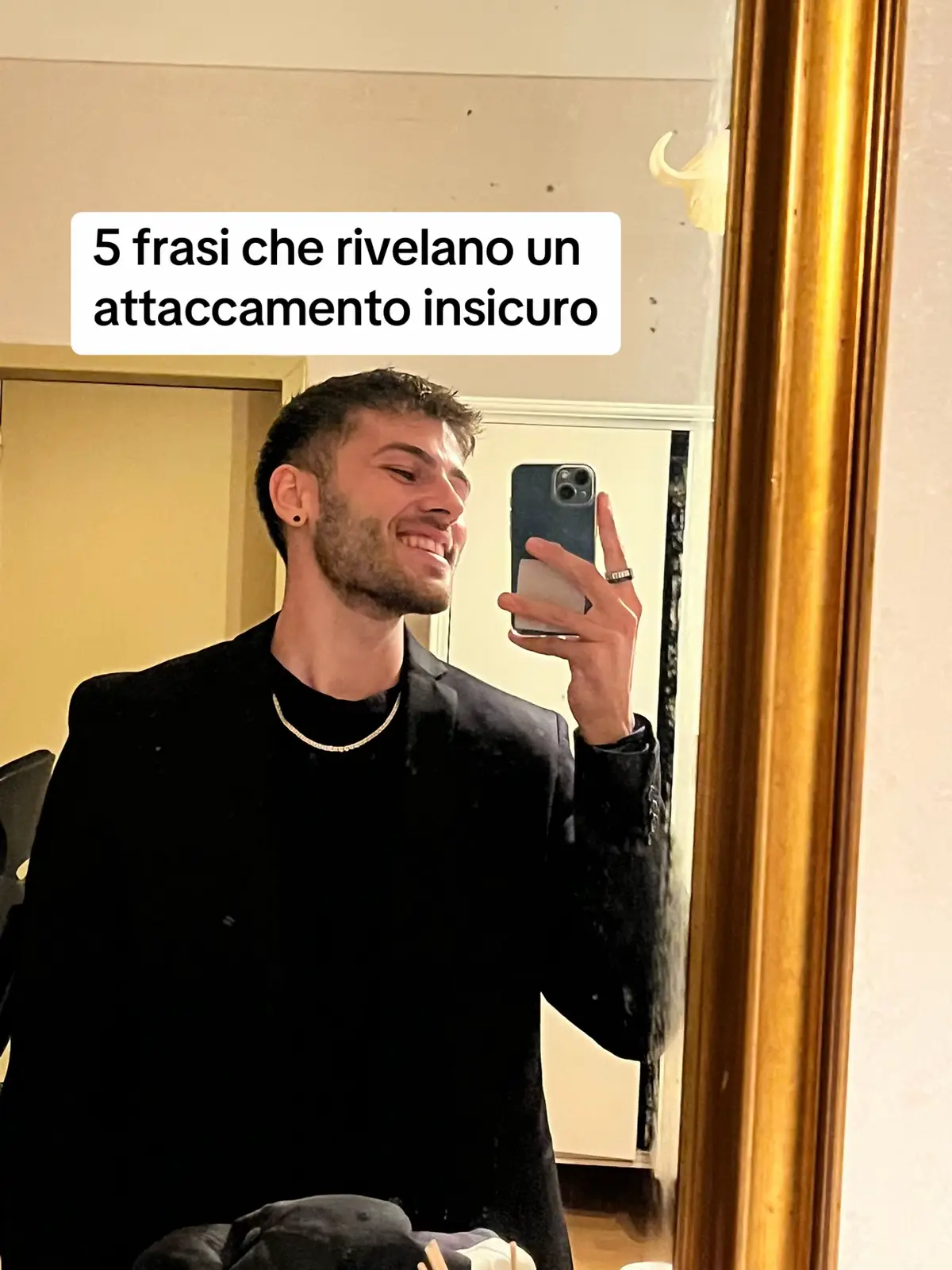 non sono un professionista. sono semplicemente innamorato della psicologia umana, tanto da studiarla da oltre 5 anni semplicemente perché io “non riuscivo a darmi delle risposte”. la creazione del contenuto è fatta con l’aiuto di chatgpt, sotto mie richieste. peace consiglio di approfondire i temi qui: 	•	“La teoria dell’attaccamento” di John Bowlby 	•	Video divulgativi sull’attaccamento su Psicologia.io