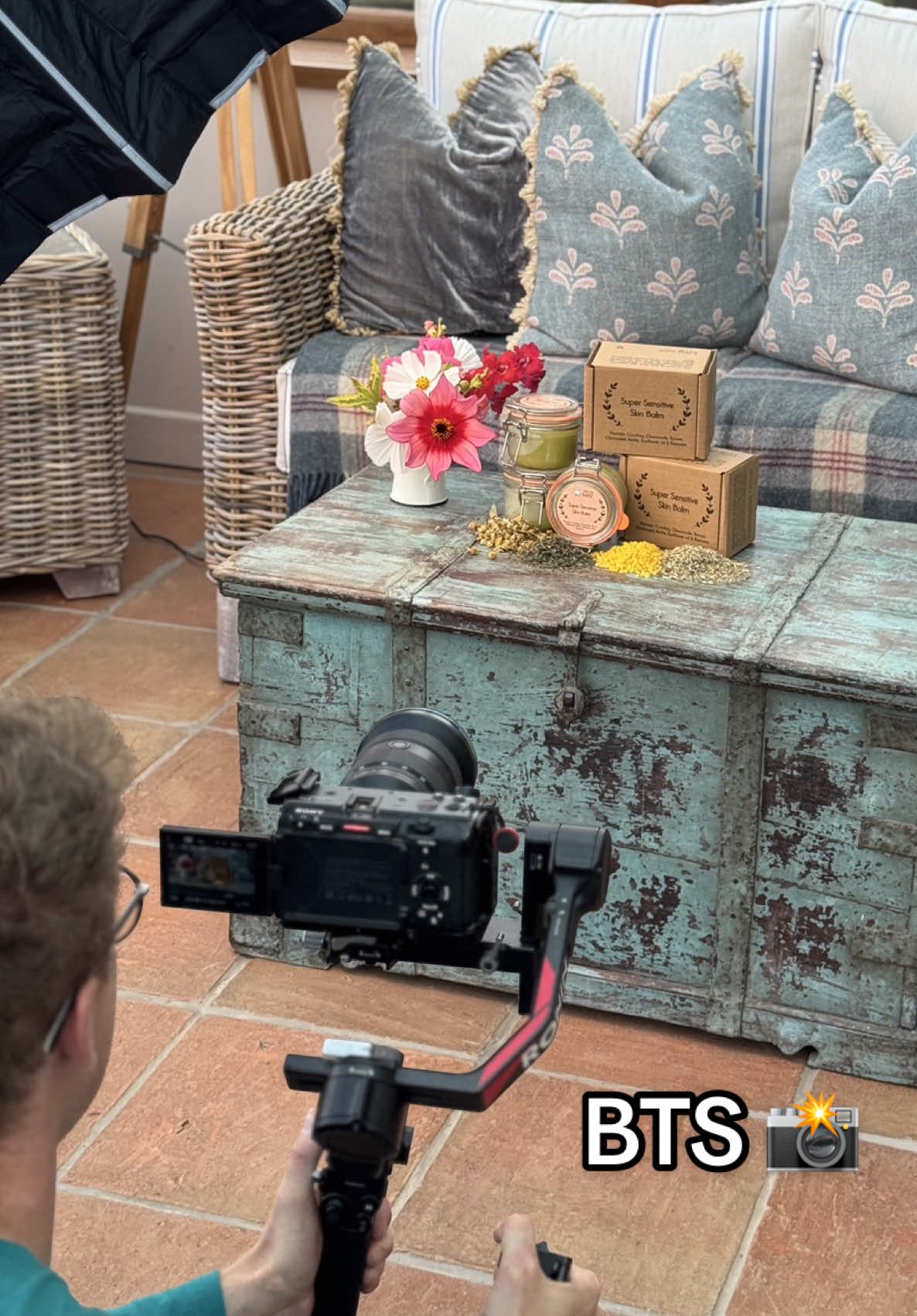 Come behind the camera with us 📸💚   #chucklinggoat #behindthescene #photoshoot #productshoot #naturalhealing 