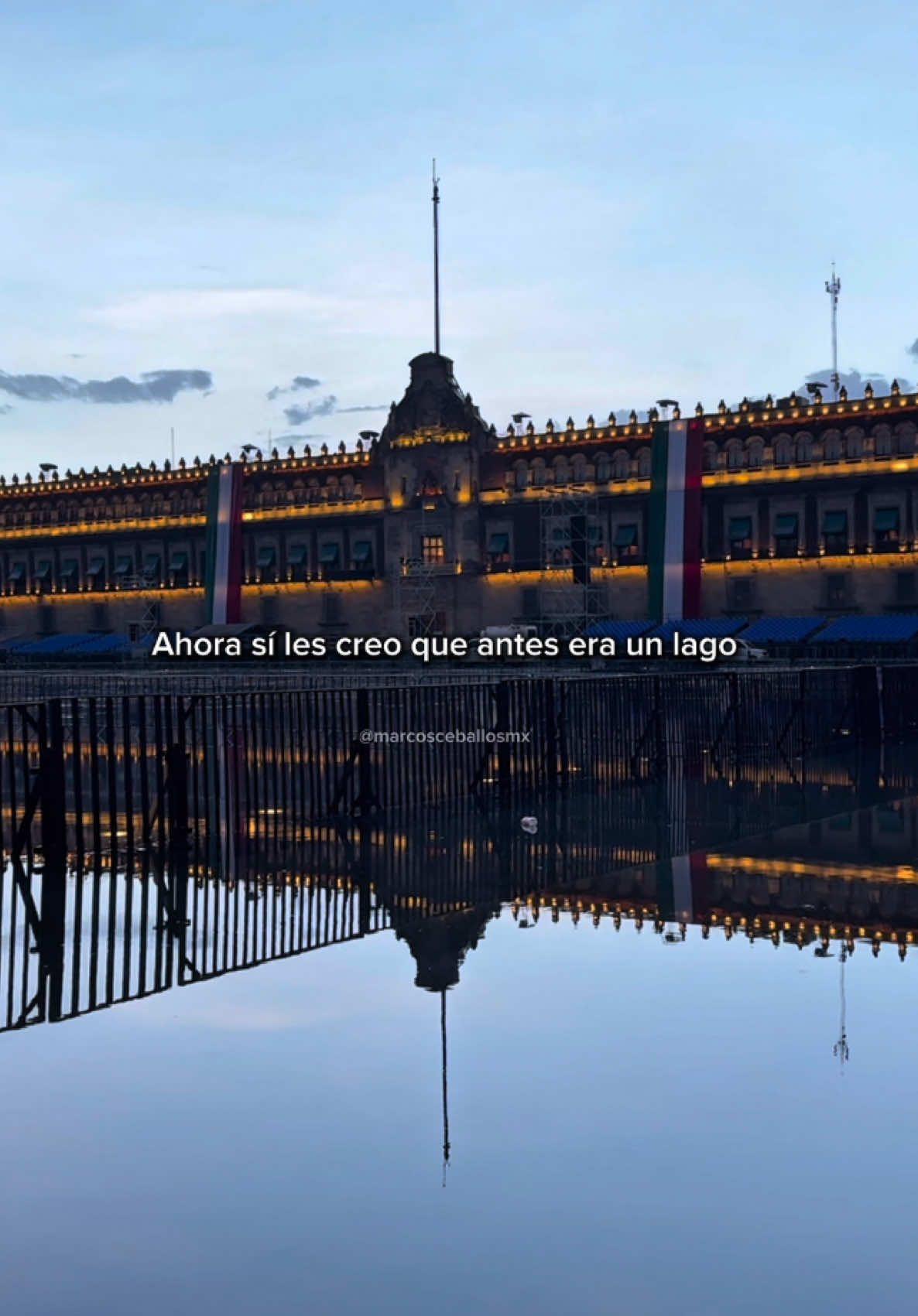 Cae torrencial lluvia previo al grito de independencia. ⛈️ 🇲🇽  #vivamexico #zocalocapitalino #gritodeindependecia #15deseptiembre #mexico🇲🇽 