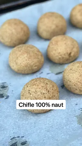 Am trecut de la chiflele din linte la chiflele de naut. Am vrut sa incerc si aceasta varianta si pot sa va spun ca sunt foarte gustoase, moi si pufoase. Sunt facute din boabe de naut hidratat, nu contin gluten si ies delicioase. Seamana foarte mult cu chiflele din faina de grau integrala, iar coaja este subtire si moale. Ingrediente si mod de preparare: 250 grame de naut uscat (pe care l-am hidratat peste noapte); 250 ml apa; 2 lg otet de mere; 1 plic praf de copt; 4 lg ulei de masline; 60 grame tarate de psyllium; Sare. Am lasat nautul la hidratat peste noapte. Dupa aceea am adaugat o parte din ingrediente in blender: nautul hidratat, uleiul de masline, apa si sarea. Am mixat toate ingredientele foarte bine pana s-au transformat intr-o pasta. Cand acestea au fost gata, am transferat totul intr-un bol. Am adaugat taratele de psyllium si am amestecat totul bine. Separat, intr-o canuta, am pus praful de copt si zeama de lamaie si le-am amestecat. Am turnat amestecul peste aluat si am framantat bine. Am format chiflele si le-am asezat in tava tapetata cu hartie de copt. Ca sa nu se lipeasca aluatul cand faceti chiflele, puteti sa va udati mainile cu putina apa. Este bine sa aveti cuptorul pregatit ca sa bagati chiflele imediat ce le terminati de facut. Le-am lasat la copt timp de 30 de minute la 180 grade C. #chifle #chiflenaut #chiflefaragluten #chiflesanatoase #retete      