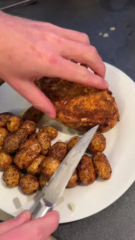 Un caprice des dieux pané (œuf, panure, assaisonnement de votre choix) 12min à 200 degrés au airfryer, des pommes de terre grenailles assaisonnées (sel, poivre, paprika, origan) 20min à 200 degrés au airfryer #airfryer #caprice #fromage #pdt 