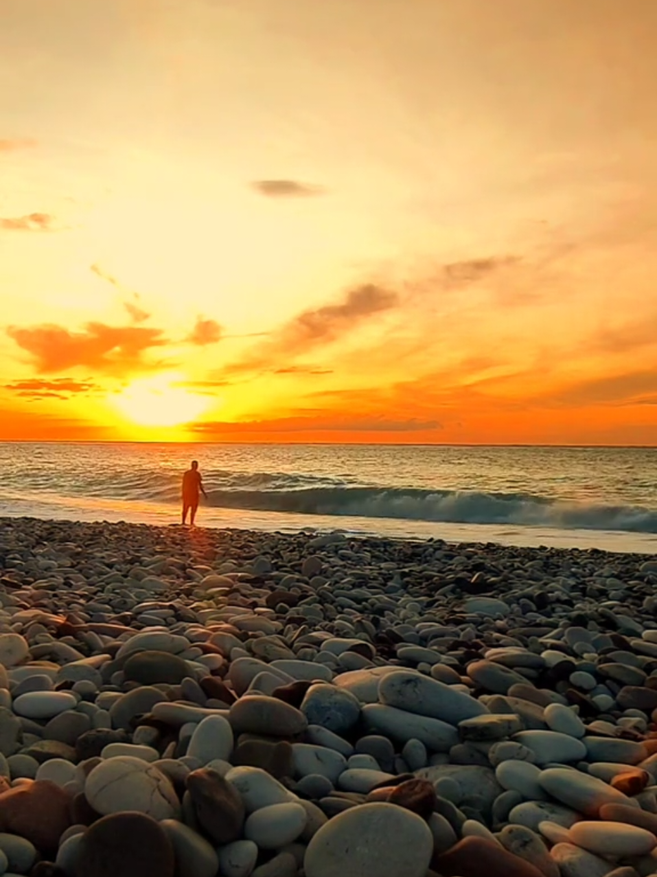 Menikmati Senja ditemanis Sunset nan cantik 📸☺😇 📍Pantai Lopon-Nenoat, Kecamatan Nunkolo-TTS #treveling #pantai #pantaivibes #nttpride🏝🔥 #fyp 