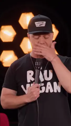 Dan Badea ironizează teoriile exagerate despre carne și frică, dar și insistența prietenilor care te trag la băut, chiar dacă ești șofer. #DanBadea #StandUpComedy #MănânciFrică #România #Comedie #TikTokRomania #FYP #Viral #Glume