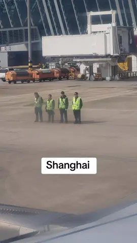 Nice touch by the #Shanghai ground crew, don't you think? You'll never see something in the U.S. #flying #travel #fly #explor 