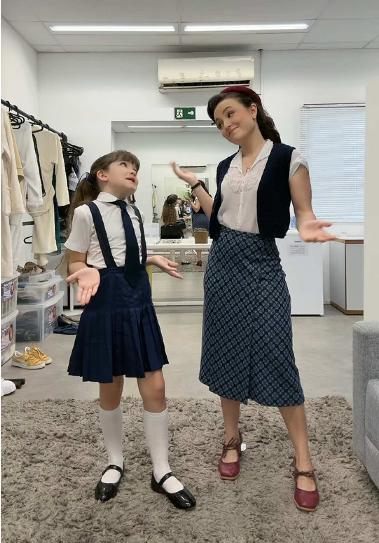 A gente ama uma dancinha enquanto não gravamos as cenas da novela! Anabela & Estela pés de valsa 🤭💕🤣 @TV Globo 