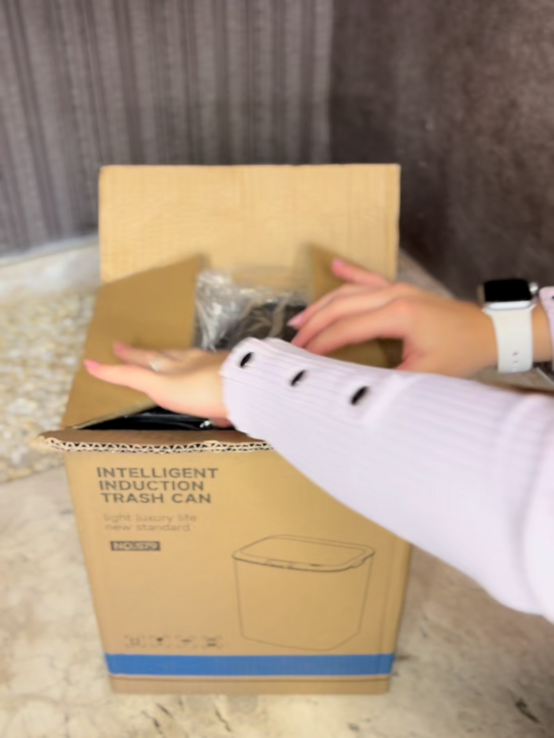 🖤 Lixeira Inteligente Preta 14L com Sensor Automático Tenha mais higiene, praticidade e sofisticação no seu dia a dia com a Lixeira Inteligente 14L. Com design moderno em preto fosco, ela combina perfeitamente com cozinhas, banheiros, escritórios e consultórios, trazendo elegância e tecnologia para qualquer ambiente. ✨ Por que escolher a Lixeira Inteligente? Sensor infravermelho que abre automaticamente sem toque Tampa vedada que evita odores e insetos Opção de abertura manual por botão Fechamento automático em segundos Compacta, resistente e fácil de limpar Ideal para ambientes modernos e sofisticados 📏 Especificações Técnicas: Capacidade: 14 litros Cor: Preto Fosco Material: Polipropileno de alta qualidade Dimensões: 32 cm (A) x 28 cm (C) x 18 cm (L) Peso: 1,5 kg Alimentação: 4 pilhas AA (não inclusas) 👉 Uma solução prática e higiênica para quem busca mais tecnologia e estilo na organização da casa ou escritório.