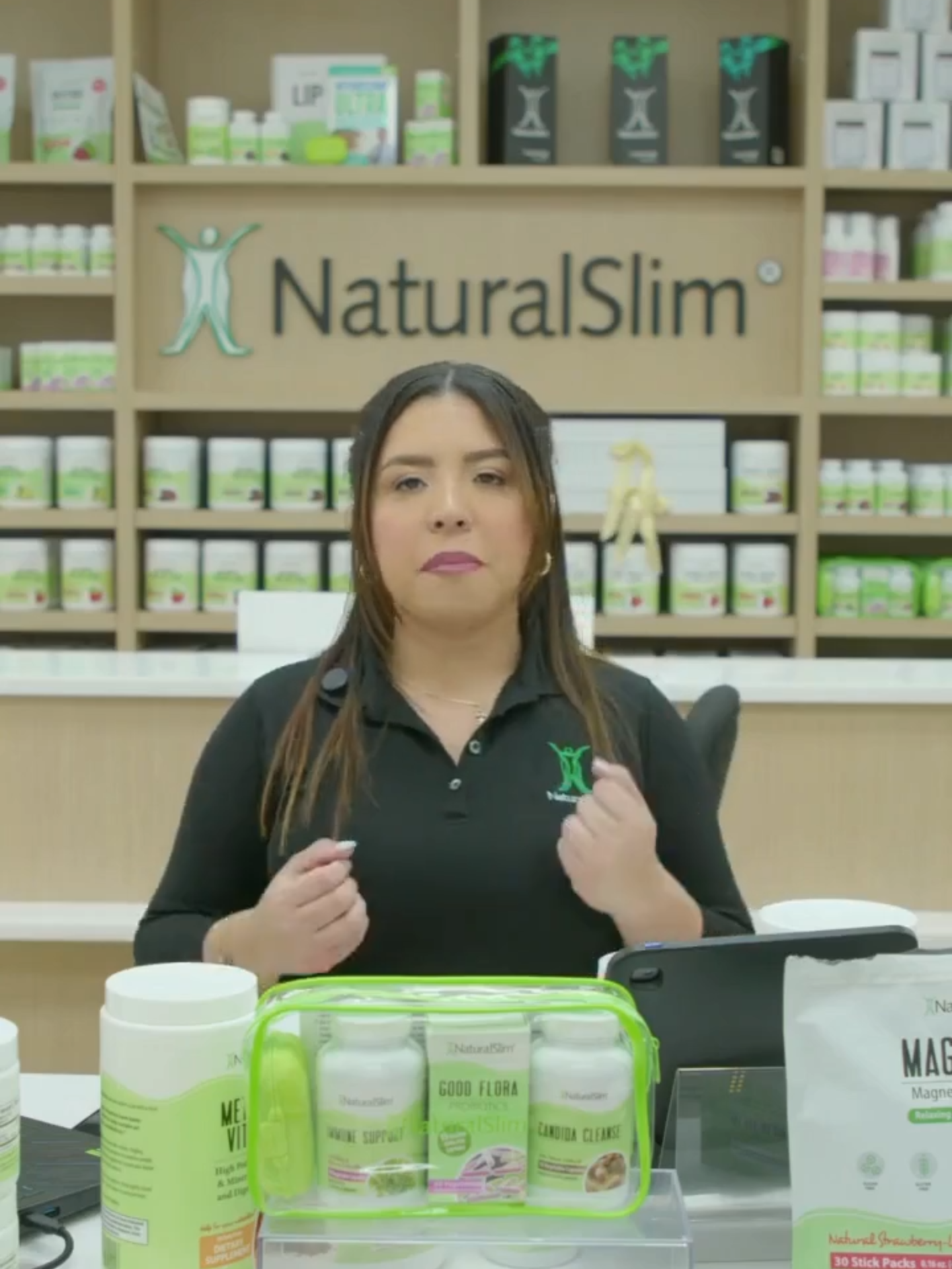 El DÚO DINÁMICO reúne dos minerales vitales en forma de citrato: MagicMag®, un magnesio en polvo disponible en sabores como fresa‑lima, manzanilla‑miel y frambuesa‑limón, para relajarte, apoyar el corazón, la absorción de calcio, regularidad intestinal y dormir mejor; y Kadsorb®, potasio en cápsulas para equilibrar la acidez, reducir calambres, controlar antojos de azúcar y mantener energía metabólica. #metabolismo #healthylifestyle #potasio #magnesium