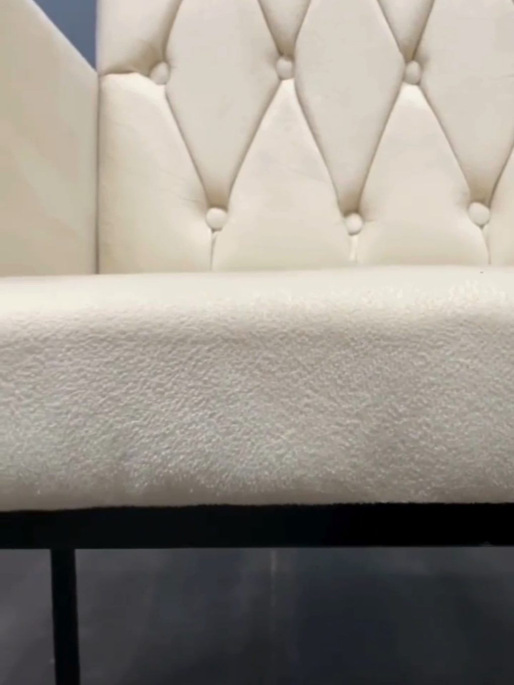 Dê uma olhada em Kit 2 Poltronas para Recepção Thais com Base de Ferro Dourado Resistente por R$499,90. Compre na Shopee agora! 
