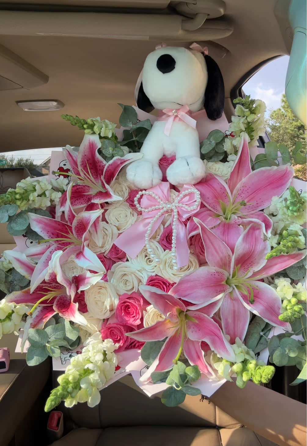 snoopy + lilies 🌸 insta: isabels_flores #isabelsflores #flowers #lilies #floristsoftiktok #fyp 
