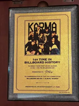 ✨🏆 ORGULLO STAY 🏆✨ J.Y. Park, el mentor original de nuestros niños perdidos, preparó junto a JYP un regalo tan único como su historia: placas conmemorativas de oro de 24 quilates. Un homenaje a @realstraykids por lograr lo imposible: debutar en el #1 del Billboard 200 con sus 7 primeros álbumes, un récord mundial jamás alcanzado antes🔥 Este reconocimiento brilla tanto como el esfuerzo, talento y pasión de Stray Kids… y como el amor infinito de STAY. #StrayKids #stay #SKZWorldRecord #billboard200 