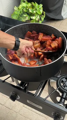 Este fogón es un espectáculo con tres hornillas para que cocines donde quieras: en el patio, la playa, la piscina o hasta en un picnic. Súper fácil de armar, ligero y con una fuerza increíble. Perfecto para unos chicharrones crujientes, un pescado frito o lo que más te guste, todo al aire libre y disfrutando el momento. #FogónEspectacular #CocinaAlAireLibre #Chicharrones #ComidaEnFamilia #Espectacular    