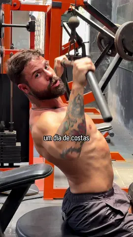 Aqui está o texto refinado, mais claro e didático, seguindo sua estrutura de legenda: ⸻ 👉 Siga @airtonmontee para mais conteúdos de treino! ❌ Treinar apenas 1 grupo muscular por dia (bro split) é uma das piores divisões quando o objetivo é hipertrofia. 📌 Isso porque você estimula cada músculo apenas 1x por semana. Hoje sabemos, com base em evidências científicas, que treinar cada grupo muscular 2x ou mais por semana gera uma resposta de hipertrofia muito mais eficiente em comparação a um único estímulo semanal. 📅 No vídeo eu mostro um exemplo de rotina para 5 dias, usando uma mescla de PPL (Push/Pull/Legs) com Upper/Lower, garantindo frequência ideal e melhor aproveitamento dos treinos. 💬 E você? Qual divisão de treino está usando atualmente? Conta aqui embaixo! . . . #treinofuncional #musculacao #hipertrofia #treinodeforca #academia  