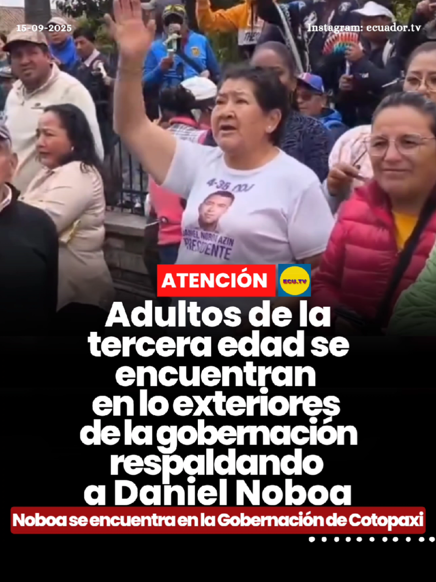 #ATENCIÓN | Adultos de la tercera edad se encuentran en lo exteriores de la gobernación respaldando a Daniel Noboa 🚨. En los exteriores de la Gobernación de Cotopaxi, un grupo de adultos mayores se congregó este lunes para expresar su apoyo al presidente Daniel Noboa Azín. Las manifestantes, en su mayoría mujeres de la tercera edad, levantaron su voz de respaldo con frases como: 