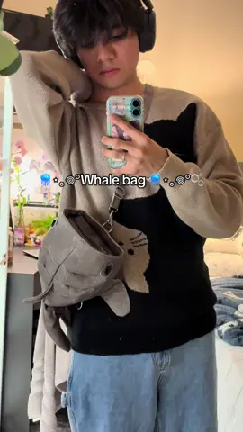 It’s pretty cute 😸 I like how it comes with a small coin bag 😸 -it can also be used as a backpack style i just didn’t show it on the video😛 . . . . . . . #fypシ #bag #whale #sea #accessories 