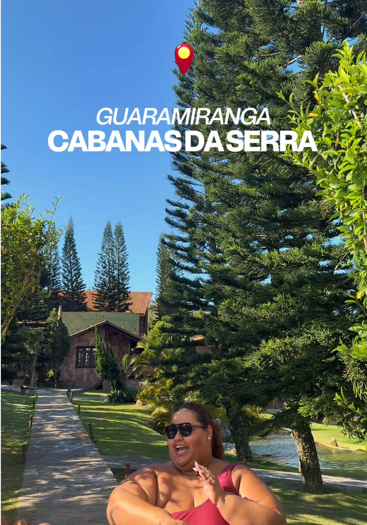 Guaramiranga! 🌿✨ Minhas fia, eu tô no @hotelcabanasdaserraoficial e isso aqui é puro charme e conforto. Jardim de cinema, lago, piscina com cachoeira, bangalô de luxo com lareira… tudo num clima friozinho que a gente merece! 💜 E tem mais: além da hospedagem, você ainda pode conhecer o @restaurantecafecabanas com uma vista espetacular! Café da manhã, almoço, café da tarde e jantar pra viver essa experiência completa! Já salva esse vídeo e marca quem vai com você para esse paraíso! Corre pros meus stories: tem até 15% de desconto garantido pra tu! #Guaramiranga #HotelCabanasDaSerra #MinhasFiaViajam #RestauranteCafeCabanas