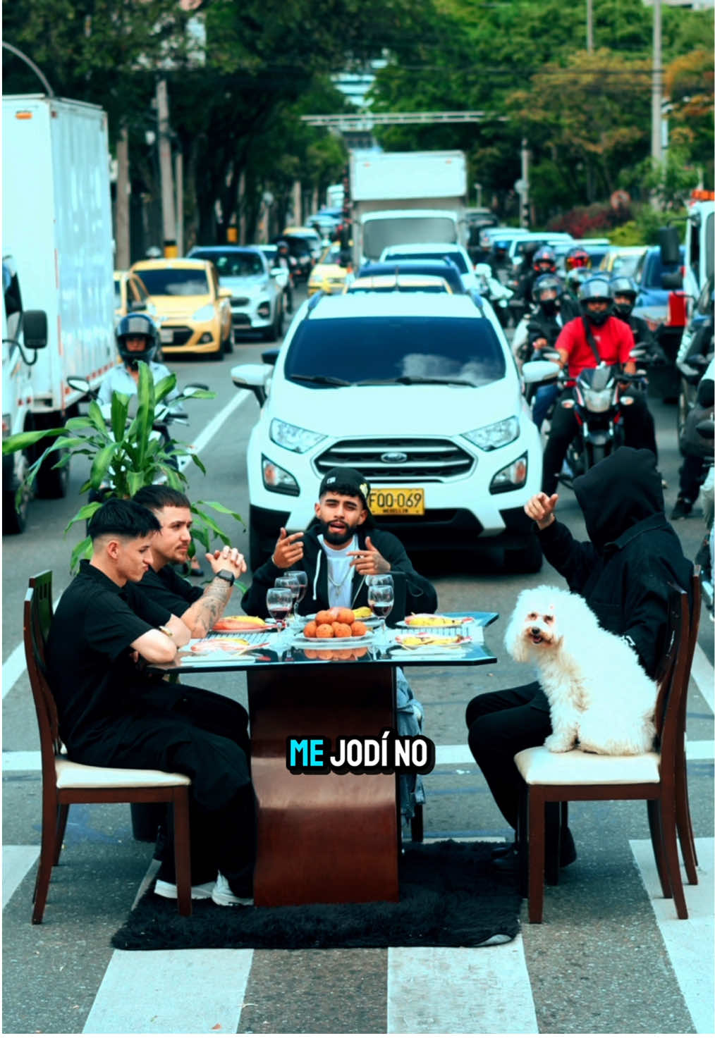 🚦 Semáforo en rojo, mesa servida y música en alta. Aquí les muestro un poco de un tema que estoy creando, porque en la calle todo se vive distinto. #arod #allstar #nuevamusica #bts #fotografia 