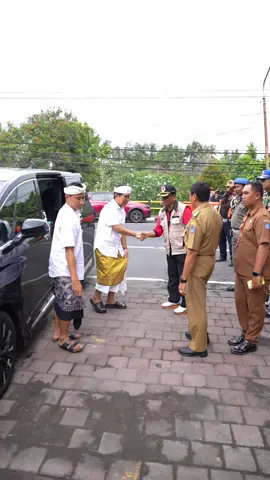 Menyerahkan bantuan sembako kepada 120 KK warga terdampak banjir di Kelurahan Lukluk, Mengwi. Bantuan ini tentu bukan hanya soal kebutuhan sehari-hari, tetapi juga bentuk perhatian, semangat, dan dukungan moral dari pemerintah kepada masyarakat. Setiap bencana memberi kita pelajaran berharga. Mari bersama-sama menjaga kebersihan lingkungan, terutama aliran sungai, agar kejadian serupa tidak terulang kembali. Pemerintah juga terus bergerak melakukan evaluasi, perbaikan gorong-gorong, hingga normalisasi sungai. Kebersamaan dan gotong royong adalah kunci. Dengan sinergi masyarakat dan pemerintah, saya yakin kita bisa lebih siap dan tangguh menghadapi segala tantangan. #BadungTangguh #AdiArnawa #PeduliWarga