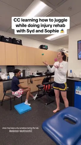 Caitlin adding a new skill to her bag 😂 (Via @S O P H I E/igs)  #WNBA #caitlinclark #indianafever #juggling 