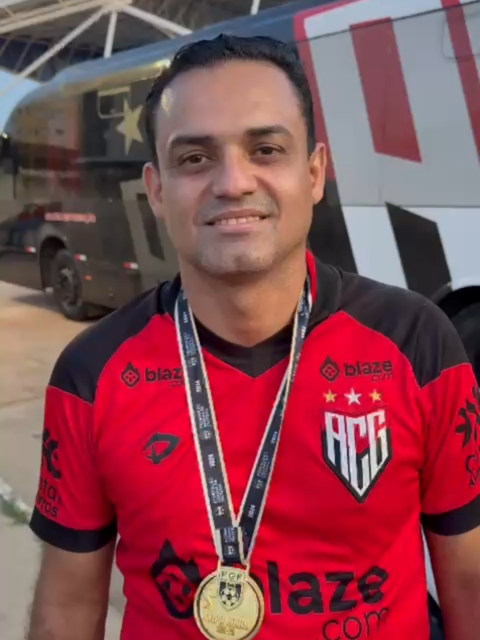 ✨🔥🐉 MOMENTOS QUE SEMPRE VOU LEMBRAR 🐉🔥✨ Nesses anos todos vivendo o Atlético Goianiense, já vivi grandes momentos que vou levar pra sempre no coração ❤️⚽. Um dos mais marcantes foi estar presente na base, registrando de perto o crescimento de jovens talentos que fortalecem o nosso clube a cada dia 🙌🐲. O carinho das pessoas comigo é algo que me emociona demais 🙏. Isso mostra que meu trabalho cresce todos os dias, sempre com o apoio e reconhecimento do torcedor atleticano 🔴⚫. Não sou um grande profissional, mas sempre tento dar o meu melhor em nome do nosso Atlético ❤️🐉. E um momento especial que guardo foi quando o grande Vanderlan me pegou de surpresa em plena conquista de título da base 🏆. Foi maravilhoso! Porque quando a base cresce, o clube se fortalece e ver um atleta subir para o profissional é uma alegria sem tamanho 💪⚽. São momentos assim que marcam a minha vida e que sempre vou levar no coração. ❤️🐲✨ Paulo Marcos #DragãoDoBrasil 🔴⚫🐉 #AtléticoGoianiense #PauloMarcos #Dragolino #FamíliaAtleticana ❤️🐲 #OrgulhoDeSerDragão #BaseForteClubeForte ⚽🔥 #SempreDragão