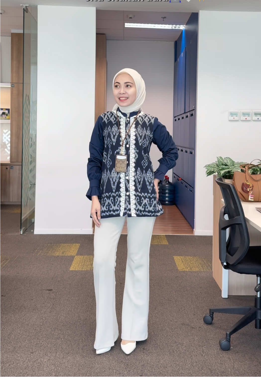 Feeling demotivated happens to everyone sometimes… but it doesn’t mean u’re not trying, u just need to rest and take care of urself & remember this is what u “prayed” before🤍✨ #batikngantor #batik #batiktenun #outfitngantor 